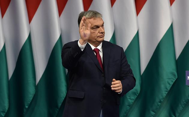 Une couronne pour le roi ? Comment Viktor Orbán a fait du Covid-19 une arme politique
