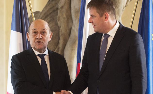 Le Drian à Prague : un discours dans le vide ?