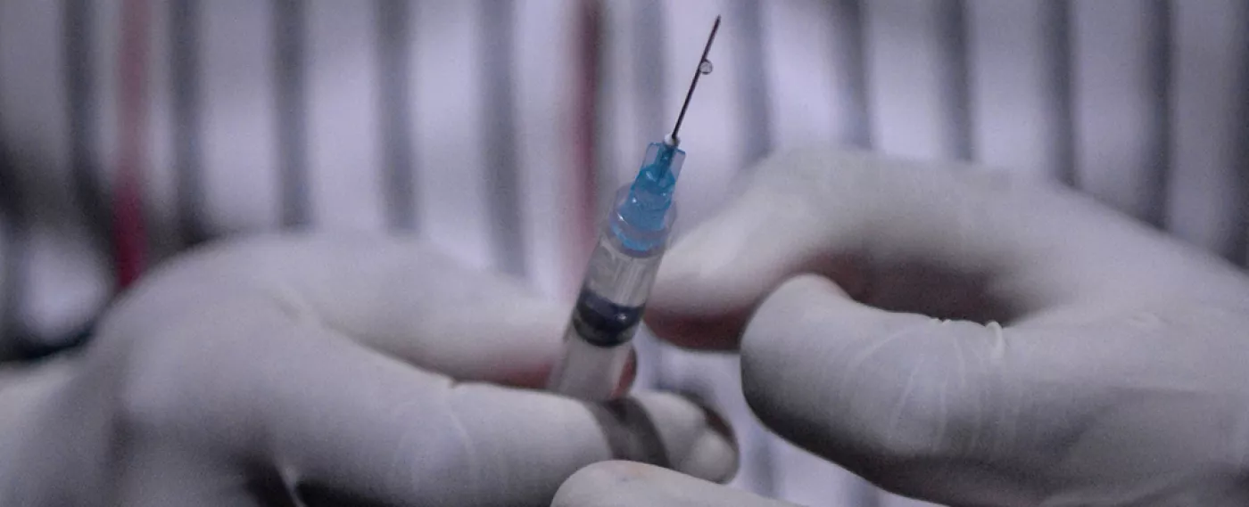 Vaccination dans le monde : comment convaincre les plus réticents ? 