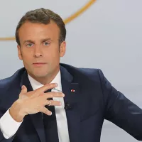 Emmanuel Macron, du "je" au "nous"