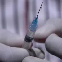 Vaccination dans le monde : comment convaincre les plus réticents ? 
