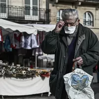 Durcir le confinement des seniors : sortir du débat par le haut