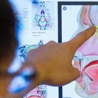 L’intelligence artificielle contre le Covid-19 : améliorer la recherche et accélérer le diagnostic