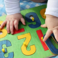 Réussite scolaire et sociale : intervenir dès la petite enfance