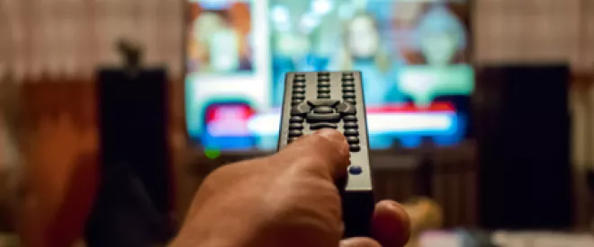 Le cinéma monte les marches, la télévision les descend ?